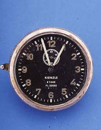 KIENZLE EINBAUUHR MIT 8-TAGEWERK, FERTI- GUNGS-NR. 10979, FüR DIE DTSCH. WEHRMACHT UM 1939, UNTER FL-NR. 22602, MESSING VERN., AUFZUG ...