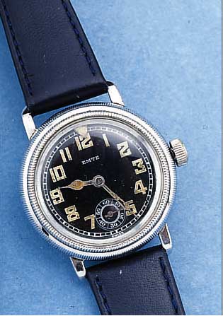 EMTE FLIEGERARMBANDUHR, SCHWEIZ UM 1935, METALL VERCHR., BODEN GEDR., GLASR. M. INNEN- ZEIGER DREHB., ORIG.-KONTRASTZIFFERBL., LEUCHTFARBE ...