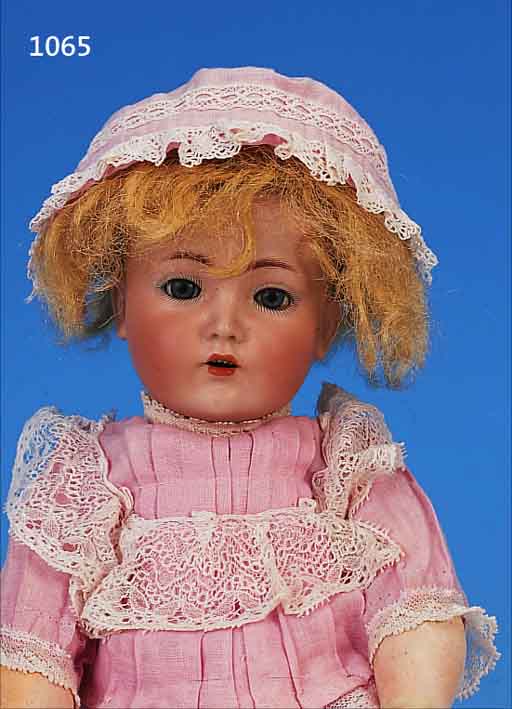 PORZELLANKOPFPUPPE, KäMMER & REINHARDT 117 N,,UM 1914-15, BLAUE SCHLAFAUGEN, OFFENER MUND MIT 4 ZäHNEN OBEN, BONDE MOHAIRPERüCKE, ...