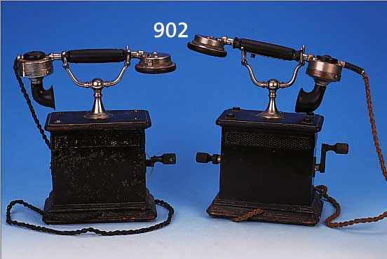 2 TISCHTELEFONE, UM 1900/10, METALL, FUNKTIONEN NICHT GEPRüFT, Z.T. KORRODIERT 32 X 32 CM
