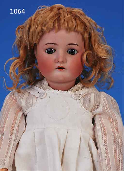 PORZELLANKOPFPUPPE, CUNO UND OTTO DRESSEL, UM 1912, BLAUE SCHLAFAUGEN, OFFENER MUND MITVIER ZäHNEN OBEN, BLONDE MOHAIRPERüCKE, HOLZ- ...