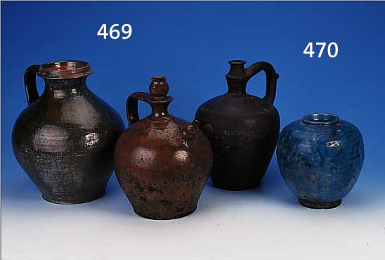 VIER ÖLKRüGE, ÖSTERREICH, UM 1890-1900, TON H. 33-35 CM, Z.T. L. BEST. BZW. L. BESCH.