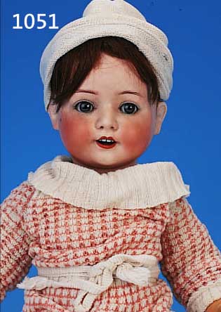 PORZELLANKOPFPUPPE, HEUBACH & KöPPELSDORF, UM 1920, MASSEBABYKöRPER, H. 55 CM, BLAUE SCHLAFAUGEN, OFFENER MUND, 4 ZäHNE ...