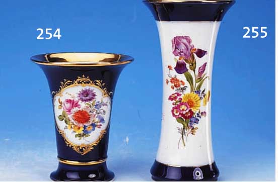 VASE, MEISSEN, UM 1910, PORZELLAN, 1. WAHL, KOBALTBLAUER FOND, GROßE KARTUSCHE MIT BLUMEN- BOUQUET, POLYCHROM BEMALT, GOLDSTAFFAGE DIESE AM FUß ...