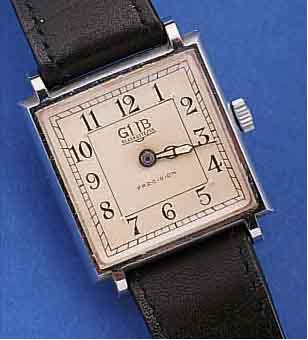 UROFA HERRENARMBANDUHR, DEUTSCHLAND UM 1935, METALLGEH. MATT VERCHR., BODEN GEDR., CARREE-FORM, MAßE üBER DIE FLäCHEN CA. 28 X 28MM, BLATT ...