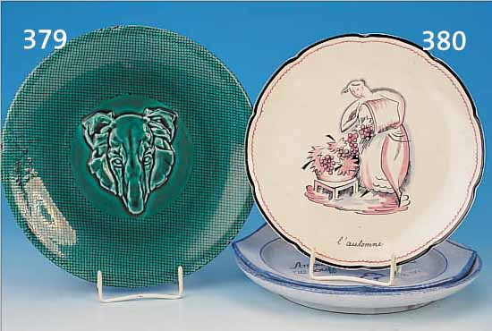 TELLER, FRANKREICH, SIGN. JOANNY DURAND, UM 1930, GRüN GLASIERT MIT SCHWARZEM NETZ- DEKOR, MITTIG RELIEF. HUNDEKOPF, D. CA. 24CM, BEZ. ...
