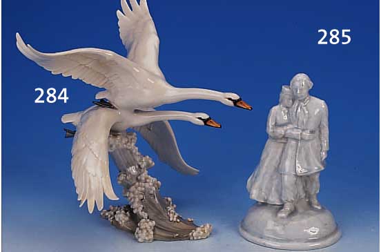 PORZELLANFIGUR, HUTSCHENREUTHER, 50ER JAHRE, SIGN. ACHTZIGER, ZWEI FLIEGENDE SCHWäNE, EIN FUß UND ZWEI FLüGELSPITZEN ...