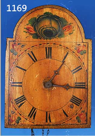 SCHILDERUHR, SCHWARZWALD UM 1900, FLORAL BE- MALTES BOGENZIFFERBLATT (PATINIERT), HOLZPLA- TINENWERK VERZOGEN U. VERSCHMUTZT, HALBSTUN- DENSCHLAG ...