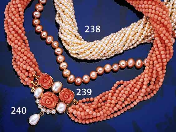 COLLIER MIT KORALLEN UND PERLEN, GG 585/000, MITTELSCHLIEßE BESETZT MIT 3 VOLLPLAST. KORALLENROSEN UND CHIN. ZUCHTPERLEN IN VERSCH.GRößEN ...