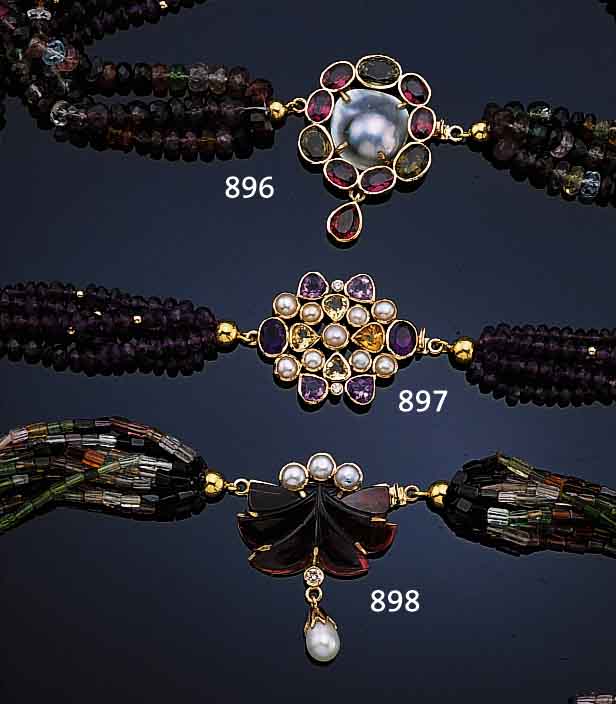 COLLIER MIT TURMALINEN UND PERLEN, GG 585/000, AUSGEFALLENE MITTELSCHLIEßE MIT ABSTR. GESCHN. RöTLICHEM TURMALIN, HALBPERLEN UND ...