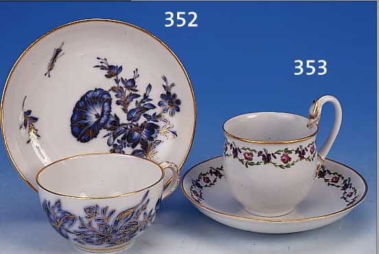 TASSE MIT UNTERTASSE, MEISSEN, MARCOLINIZEIT, 1774-90, PORZELLAN, H. 9 CM, SCHWANENHALS, ROSEN- UND VEIL- ...