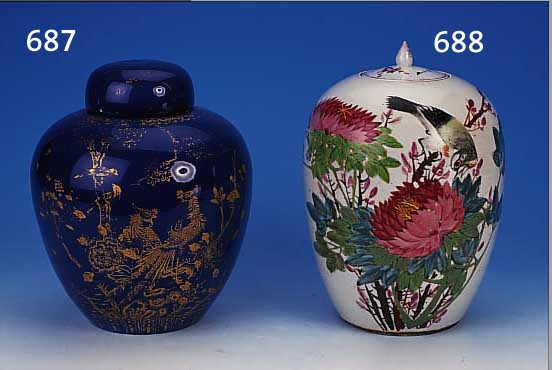 DECKELVASE BZW. INGWERTOPF, CHINA, UM 1910, PORZELLAN,BEMALT, H. 35 CM, MIT KL. GESCHNITZTEM HOLZSOCKEL, (SPäTER), ...
