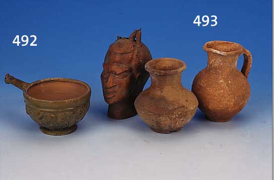 DREI GEFäßE, RöMISCH, 2-3. JH. N. CHR., TON, H. 12-13 CM, 1 X IN FORM EINES KOPFES, AUSGUß ABGEBROCHEN, 1 VASE,, 1 KRUG