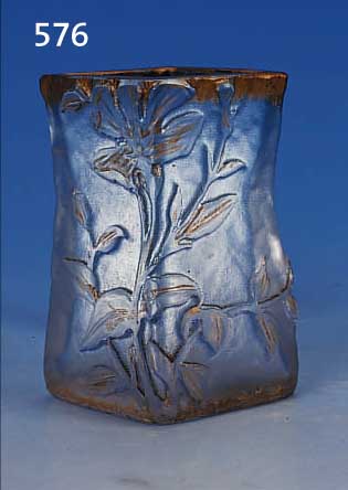VIERKANTVASE, SIGN. DAUM NANCY, UM 1900, FARBLOSES GLAS HELLBLAU üBERFANGEN, GE- SCHNITTEN, GESCHLIFFEN UND GEäTZT, GOLD- MALEREI, ...