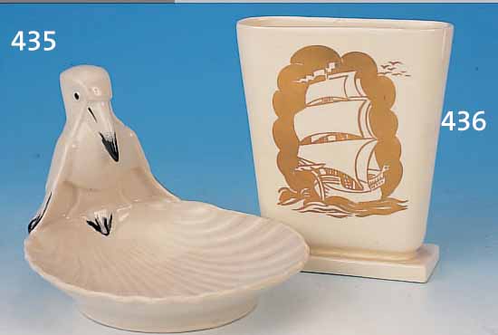 VASE, VILLEROY & BOCH, LUXENBURG, UM 1930, STEINGUT, CREMEFARBEN GLASIERT, GOLDENER DEKOR EINES SEGELSCHIFFES, AM BODEN BEZ. R. JAMAULT, H. ...
