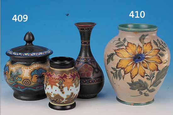 FüNF TEILE KERAMIK, GOUDA/HOLLAND, 30ER JAHRE, SCHWARZGRUNDIG, BUNT FLORAL UND ORNAMENTAL BEMALT, Z. T. LEICHT BEST., ZWEI ...