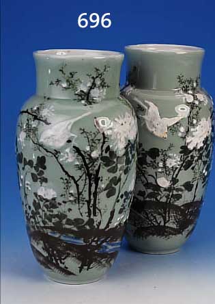 PAAR VASEN, JAPAN, UM 1900, PORZELLAN, H. 37 CM, PATE-SUR PATE-TECHNIK, REICH BEMALT, GRüNGRUNDIG, MIT VOGEL- UND ...
