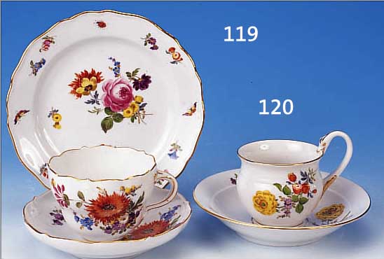 KAFFEEGEDECK, MEISSEN, 1924-33, PORZELLAN, TELLERDM.17 CM, BLUMENBOUQUET MIT INSEKTEN, GOLDRAND, UNTERTASSE L. REST.