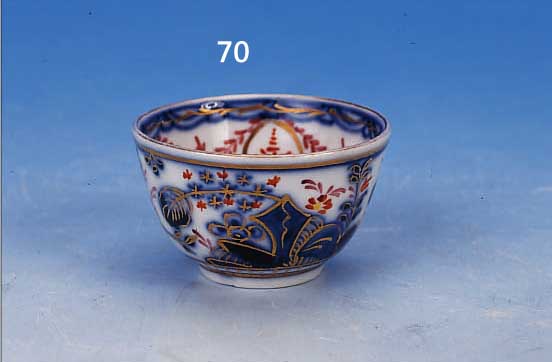 KOPPCHEN, MEISSEN, UM 1760, , PORZELLAN, H. 3.8 CM, UNTERGLASURBLAUE BEMALUNG, GOLDEN UND ROT GEHöHT