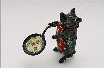 WIENER BRONZE: WILDSCHWEIN MIT EIERPFANNE, BUNT STAFFIERT, SIGN., SCHüRZE UMGELEGT, FARBEN Z.T. BERIEBEN, VERMUTL. UM 1900
