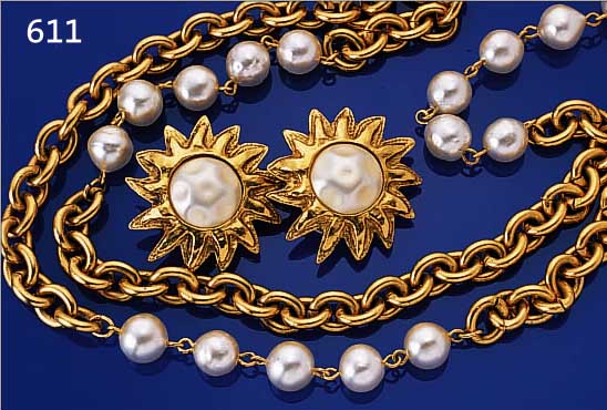 CHANEL MODESCHMUCK-KONVOLUT: PAAR OHRCLIPSE IN STERNFORM MIT SOGN. FAUX- PEARLS, METALL VERGOLDET, DAZU PASSEND 2-REIH.KETTE MIT ...
