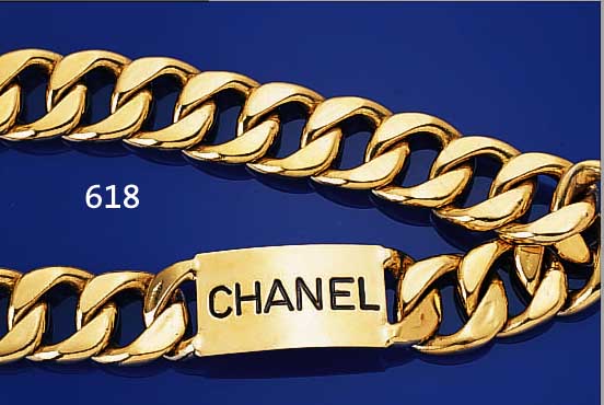 CHANEL-GüRTEL, METALL VERGOLDET, MITTIG PLATTE MIT CHANEL-SIGNET, SCHWARZ LACKIERT, FLACHPANZERMUSTER, CA. 80ER JAHRE, ORIG.ETUI, L. VARIABEL ...