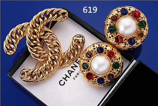 CHANEL-MODESCHMUCK, PARIS CA. 80ER J., METALL VERGOLDET, BEST. AUS BROSCHE MIT TYP. DOPPEL-C-ZEICHEN IM PANZERMUSTER, PAAR OHR- CLIPSE MIT ...
