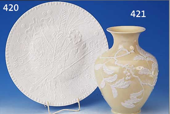 GROSSER TELLER, ROSENTHAL, UM 1965/70, PORZELLAN, REICH RELIEFIERTER FLORALER DEKOR, STIL. LöWENZAHN, D. 37 CM