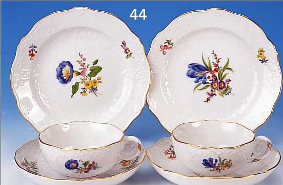SECHS TEEGEDECKE, MEISSEN, 2. H. 20. JH., PORZELLAN, DEKOR NEU-MARSEILLE, SCHöNE BUNTE BEMALUNG, MITTIG JE EIN QUALITäTVOLLES BOU- QUET U. ...