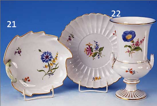 ZWEI TEILE, MEISSEN, 2. HäLFTE 20. JH., PORZELLAN, 2. WAHL, BUNT BEMALT, BEST. AUS 1 FUßVASE MIT 2 HENKELN, BLUMENBOUQUET UND ...