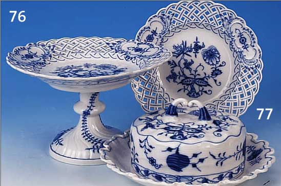 2 TEILE, MEISSEN, 2. HäLFTE 20. JH., PORZELLAN, BEST. AUS TELLER, D. CA. 18 CM, FUßSCHALE, CA. 13X21 CM, BLAUE BEMALUNG, ...