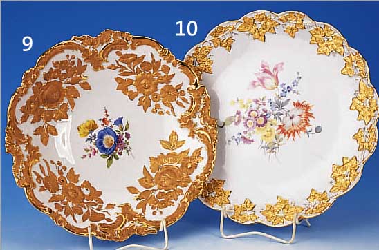 SCHALE, MEISSEN, 2. HäLFTE 20. JH., PORZELLAN, MITTIG BUNTE BEMALUNG, BLUMENBOU- QUET, REICHE RELEFIERTE GOLDSTAFFAGE IN FLORALEM ...