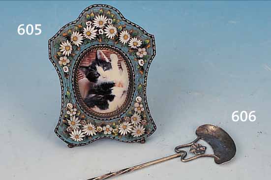 RAHMEN FüR EINE MINIATUR, ITALIEN, UM 1900, MOSAIK AUS VERSCHIEDENFARBENEN GLASTEILEN IM FLORALEN DEKOR, LEICHT BESCH., CA. 9.5 X 7 CM,INNENMAß ...