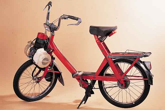 VELO SOLEX, FRANKREICH, 1971, ANTRIEB üBER ROLLE AUF DAS VORDERRAD, ORANGE, DT. MODELL MIT TYPEN U. HäNDLERSCHILD, REIFEN NEU, CA. 40KG, CA. ...