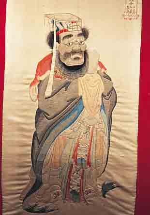 SEIDENSTICKBILD, CHINA, UM 1900, DARSTELLUNG EINES WüERDENTRäGERS, AUF SEIDE, SEHR FEINE BLATTSTICHSTICKEREI, CA. 130X54 CM,L. ...
