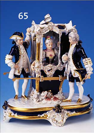 GROßE PORZELLANFIGURENGRUPPE, ROYAL DUX, 20. JH., EDELDAME IN SäNFTE MIT ZWEI LAKAIENPARTIELL KOBALTBLAU GLASIERT, BUNT BEMALT, ...