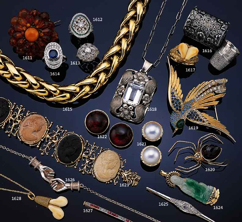 FINGERHUTBEHäLTER IN FORM EINER TRUHE, VERSILBERT, MIT SILBERNEM FINGERHUT MIT JASPISGLAS