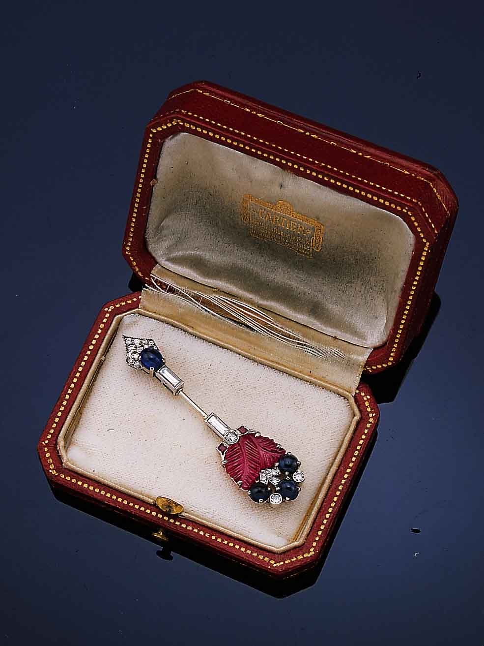 BROSCHE-CLIQUET, SIGN. CARTIER, FRANKREICH UM 1927/30, SERIE: PIERRE EN COULEUR BZW. "TUTTI-FRUTTI", PLATIN UND WG 750/000, FRANZ. ...