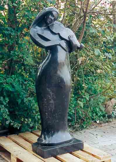 ZEITGENöSSISCHER BILDHAUER, FRAU MIT GEIGE, SCHWARZER MARMOR, POLIERT, H. CA. 148 CM