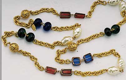 CHANEL-KETTE, FRANKREICH PARIS, CHANEL-LABEL, NR. 29, METALL VERGOLDET, GROßE KUNST- PERLEN VON GUTER QUALITäT, GRüNE, BLAUE UND ROTE ...