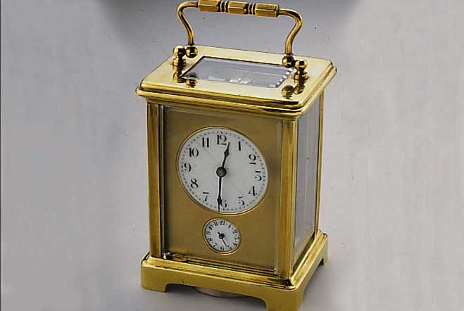 REISEUHR, FRANKREICH UM 1895, LEDERETUI, BER., MESSING, POL., 5-SEIT. VERGL., FACETT., (TEILW. RISS. U. BESCH.), EMAILBL. FEIN HAARR.PLATINENWERK ...