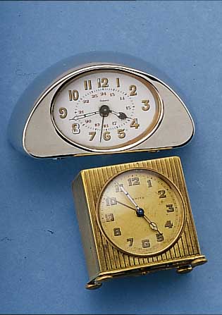 KONVOLUT: 2 MINIATURWECKER, 1X ZENITH, SCHWEIZ UM 1936, MESSING, GEH.- U. WECKWERK GETR. ANTR., AKUSTIK AUF INNENGLOCKE, MAßE CA.56 X 51 X ...