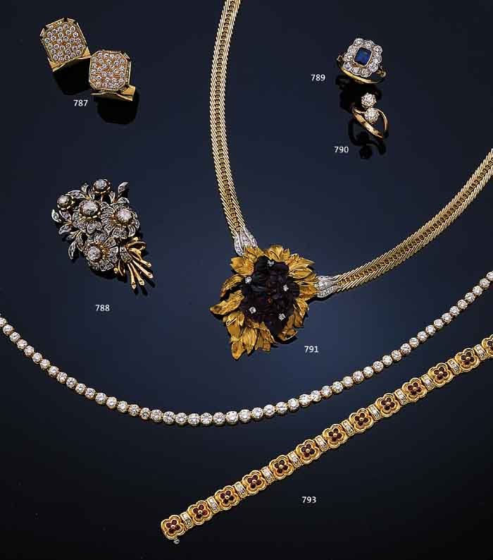 COLLIER MIT AMETHYSTBLüTEN, SIGN. KERN PARIS, GG/WG 750/000, VOLLPLASTISCHE AMETHYSTBLü- TEN, 27 BRILLANTEN ZUS. CA. 0.50 CT FEINES WEIß/VVS, ...