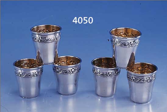 6 SCHNAPSBECHER, FRANKREICH UM 1900, 950ER SILBER INNENVERGOLDET, UMLAUFENDER LILIENDEKOR, ORIG.-ETUI