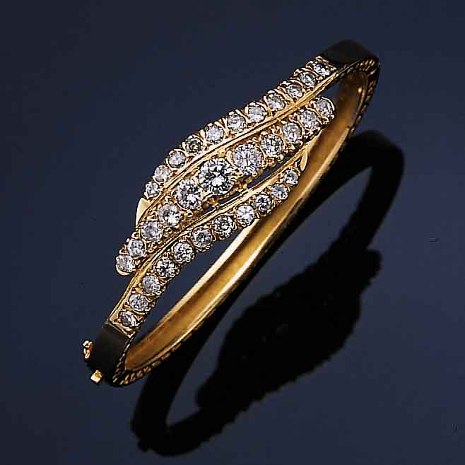 ARMREIF MIT BRILLANTEN, GG 585/000, CA. 57 X 50 MM, 33 BRILL. ZUS. 4.00 CT WEIß/ SI-P 2, KASTENSCHLOß MIT SICHERHEITSACHT