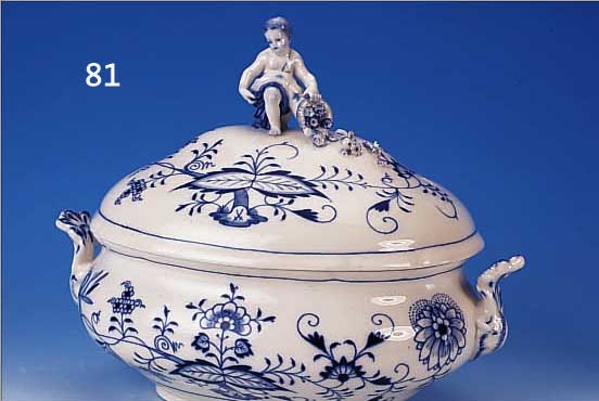 GROßE DECKELTERRINE, MEISSEN, UM 1900, PORZELLAN, 29 X 36 CM, ZWIEBELMUSTER, DECKELBEKRöNUNG IN FORM EINES PUTTO MIT ...