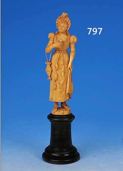 SKULPTUR, ERBACH, UM 1870/80, ELFENBEIN, H. 26 CM, DAME AUF HOLZSOCKEL, SEHR FEINE ARBEIT, SCHLEIFE, Z.T. FREI ...