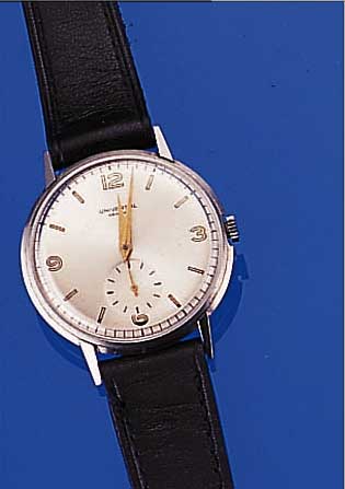 UNIVERSAL GENEVE HERRENARMBANDUHR, SCHWEIZ UM 1942, NICKEL/CHROM, BODEN UND GLASRAND AUFGEDR., 15 ST., HANDAUFZ., KAL. 262, SCHR.- UNR., ...