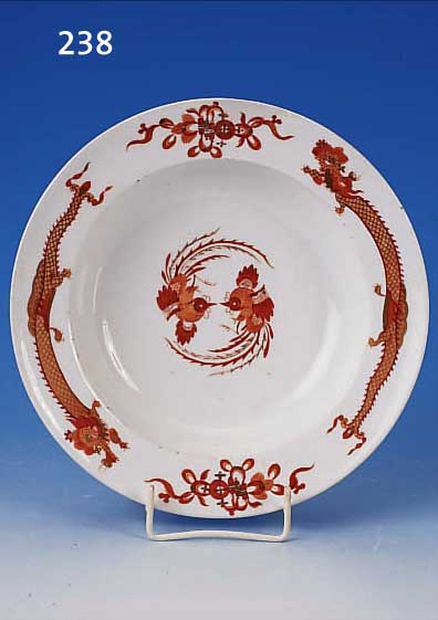 TIEFER TELLER, MEISSEN, UM 1790, MARCOLINI, PORZELLAN, QUALITäTV. BEMALTUNG VON ROTEM DRA-CHENDEKOR, GOLDGEHöHT, LEBENDIGE DARST., D. CA. 23 ...