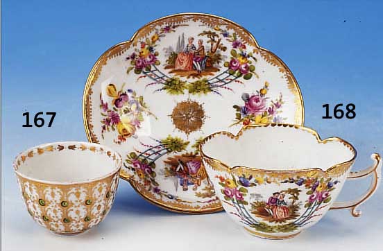KOPPCHEN, MEISSEN, UM 1730, PORZELLAN, BE- MALT, REICHER FILIGRANER GOLDDEKOR, AUCH IN- NEN, MIT APFELGRüNEN PUNKTEN VERZIERT, AUSGE- FALLENES ...